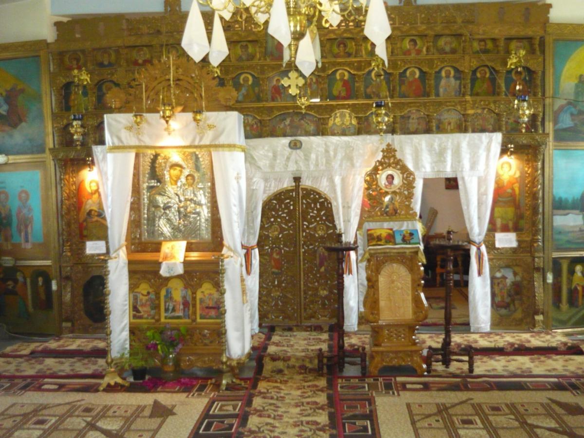 Interiorul bisericii - catapeteasma